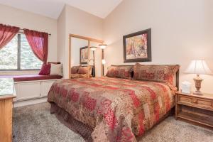 Un dormitorio con una cama grande y una ventana. en Crestview -B # 46, en Mammoth Lakes