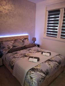 Rúm í herbergi á Apartman SILVER