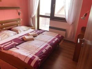 1 dormitorio con 2 camas y ventana grande en R.Y. AD Kamzik en Donovaly