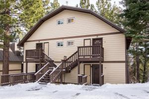 Casa con una casa grande con terraza grande en Mammoth View Villas # 34, en Mammoth Lakes