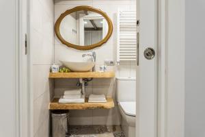 マドリードにあるBNBHolder Rustic Group GRAN VÍA & SOLのバスルーム(洗面台、鏡付)