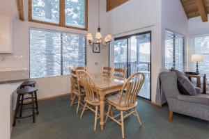uma sala de jantar com mesa e cadeiras em Val d'lsere # 21 em Mammoth Lakes