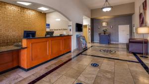 a lobby of a hospital with a waiting room at Best Western Plus Battleground Inn & Suites in Battle Ground