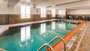 una gran piscina de agua azul en un edificio en Best Western St. Louis Airport North Hotel & Suites en Hazelwood