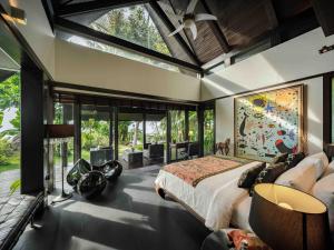 - une chambre avec un grand lit et une grande fenêtre dans l'établissement Villa Yang, Private Oceanfront Villa, Kamala Beach, à Kamala Beach