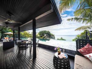 una terraza al aire libre con vistas al océano en Villa Yang, Private Oceanfront Villa, Kamala Beach, en Kamala Beach