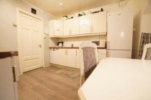 Kjøkken eller kjøkkenkrok på Arctic Rooms HAGE