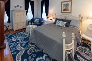 A bed or beds in a room at Faunbrook Bed & Breakfast