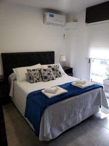 1 dormitorio con 1 cama con 2 toallas en Costanera.VM en Villa María