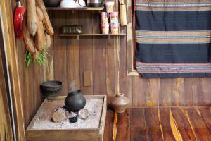 邦美蜀的住宿－Khu Du Lịch Sinh Thái AkoEa，一间房间的一个角落,上面有一张桌子和一个花瓶