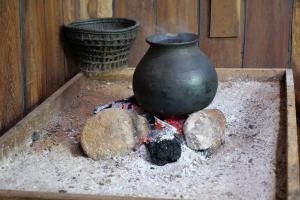 邦美蜀的住宿－Khu Du Lịch Sinh Thái AkoEa，黑色花瓶,坐在沙石上