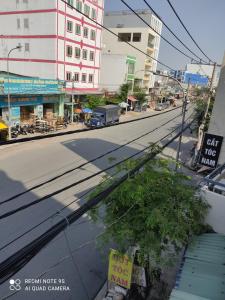 een lege straat in een stad met gebouwen bij Khách sạn Hoa Anh Anh in Ho Chi Minh-stad