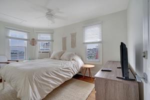 Un dormitorio con una cama y un televisor de pantalla plana. en The Melrose, en Ocean Grove 23 fotos más