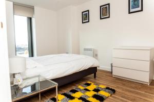 um quarto com uma cama e uma mesa de vidro em The Exclusive Apartment em Manchester