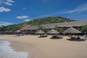 Pantai di atau di dekat resor