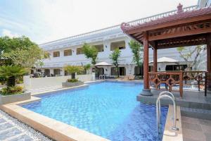 Bazén v ubytování Hotel Pelangi Malang, Kayutangan Heritage nebo v jeho okolí