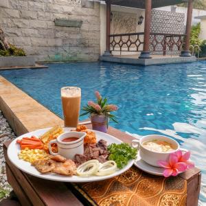 Swimming pool sa o malapit sa Hotel Pelangi Malang, Kayutangan Heritage