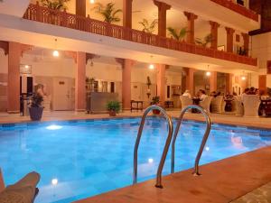 Bazén v ubytování Suryaa Villa - A Boutique Heritage Hotel nebo v jeho okolí