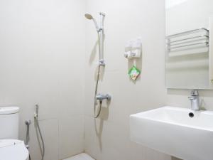 Ένα μπάνιο στο Pineapple Mansion Solo Mitra RedDoorz near RS JIH Solo