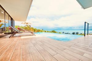 uma imagem de uma villa com piscina em relax kouri villa Rekrrr em Nakijin