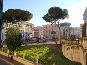 une personne traversant un parc dans une ville dans l'établissement Residenza Italia, à Rome