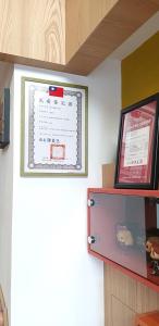 Sijil, anugerah, tanda atau dokumen lain yang dipamerkan di Tainan Lio Kid Family Homestay