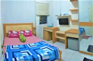 a small room with a bed and a kitchen at Barata Hotel AR1 in Tangerang