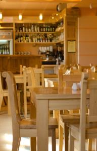 un comedor con mesas y sillas en un restaurante en Pensjonat Reymontówka en Kościelisko