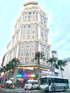 un autobús estacionado frente a un edificio alto en HOLIDAY 2 HOTEL en Can Tho