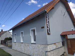 Una casa con un cartel en el costado. en Aranyhal apartman, en Sárvár