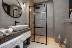 La salle de bains est pourvue d'un lavabo et d'un miroir. dans l'établissement Exclusive Apartments Mostowa by Renters Prestige, à Poznań