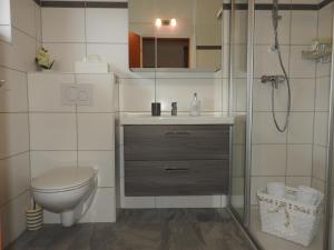 e bagno con servizi igienici e doccia. di Warmbad Apartments a Villach