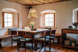 uma sala de jantar com uma mesa de madeira e cadeiras em BAUERNHAUS DÖRFL IN DER STRASS em Reindlmühl