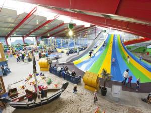 un grupo de personas jugando en un parque acuático cubierto en Bungalow Loos, en Butjadingen