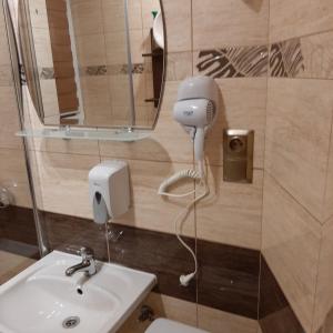 baño con lavabo y secador de pelo en la pared en Apartament Orlik, en Tylicz