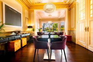 comedor con mesa y sillas en Villa Tilia en Retie
