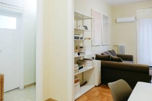 Köök või kööginurk majutusasutuses Newly Renovated Athenian Apt with Balcony