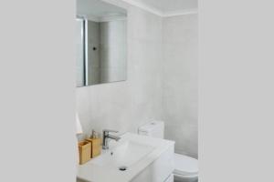 A bathroom at Newly Renovated Athenian Apt with Balcony Még 20 kép