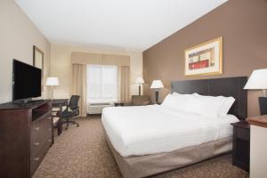 Säng eller sängar i ett rum på Holiday Inn Express Hotel & Suites Concordia US 81, an IHG Hotel