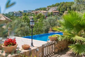 eine Villa mit einem Pool und einer Straßenbeleuchtung in der Unterkunft Can Tamany in Port de Sóller