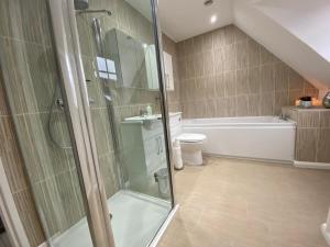 een badkamer met een douche en een toilet bij Meadow House in Stamford