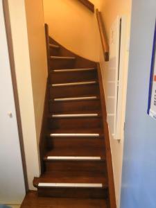 eine Treppe in einem Haus mit Holztreppen in der Unterkunft Blue Ocean Cocoon in Fort-Mahon-Plage