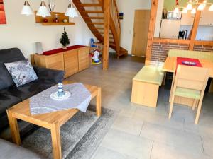 uma sala de estar com um sofá e uma mesa em Ferienhaus Lea em Hooksiel