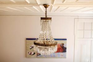 una lámpara de araña colgando del techo de una habitación en Lisbon Calling, en Lisboa