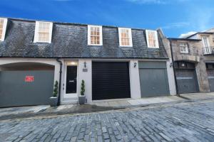 Gallery image of Queensferry Street Lane - Fantastic 2 BR City Centre Mews House with free secure parking! in Edinburgh