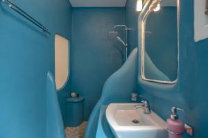 Ένα μπάνιο στο Valena Mare Suites & Apartments