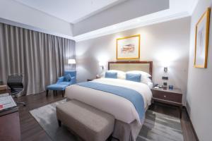 سرير أو أسرّة في غرفة في فندق ميلينيوم الدوحة