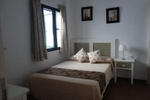 A bed or beds in a room at Hotel Doña Lina