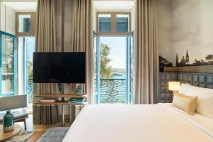 TV a/nebo společenská místnost v ubytování Iniala Harbour House