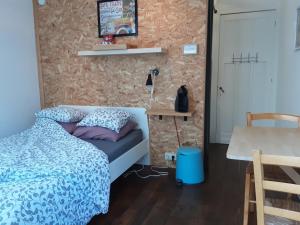 a small bedroom with a bed and a table at Au 49 in Spa